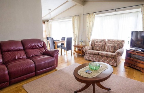 Hunstanton House | Luxury 5 berth lodge at Manor Park with huge decking in Hunstanton ref 23198K