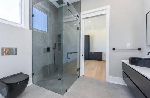 Burlington Villa | Luxury 5 BR, Gym, Sauna, Thtr, OD FP & Ktcn, Lake