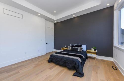 Burlington Villa | Luxury 5 BR, Gym, Sauna, Thtr, OD FP & Ktcn, Lake