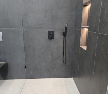 Burlington Villa | Luxury 5 BR, Gym, Sauna, Thtr, OD FP & Ktcn, Lake