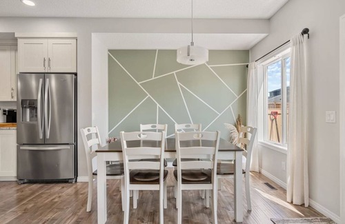 Northwest Calgary House | Luxury 5 BR House w Central AC » Garage » Sleep 16