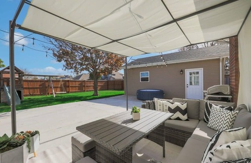 Rowlett House | Luxury 5 BR, Jacuzzi, Gym, Near Lake for large Fam