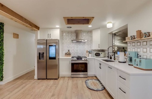 Barths House | Luxury 5 BR Retreat|10 min to DT Denver|Hot Tub