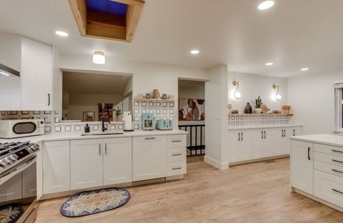Barths House | Luxury 5 BR Retreat|10 min to DT Denver|Hot Tub