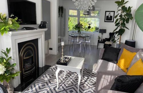 Liverpool House | Luxury 5* Home with Secret Garden and Free Parking