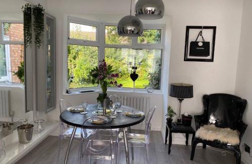 Liverpool House | Luxury 5* Home with Secret Garden and Free Parking
