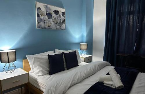Liberton Villa | Luxury 5BD, Gym, Parking, Bus to Airport, Sleeps10