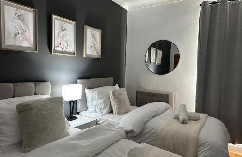 Liberton Villa | Luxury 5BD, Gym, Parking, Bus to Airport, Sleeps10