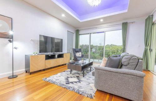 Melrose Park House | Luxury 5BD house w water view in Melrose Park