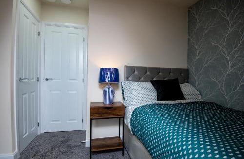 Wigan House | Luxury 5BDR with City Access, Free Parking and Wi-Fi