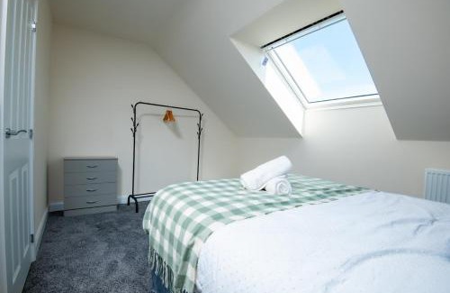 Wigan House | Luxury 5BDR with City Access, Free Parking and Wi-Fi