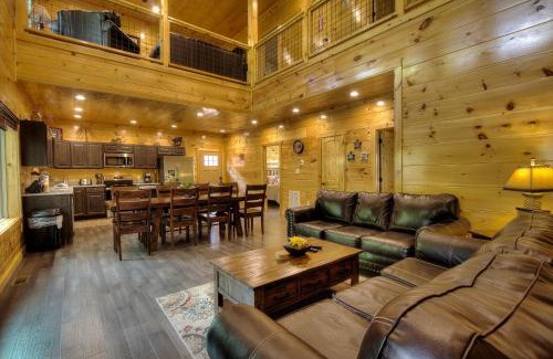 Gatlinburg Apartment | Luxury 5bed/6ba Cabin: Theater, Pool Room, Hottub!
