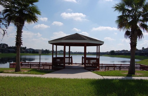 Sunset Lakes Villa | Luxury 5BR/3.5BA Villa, 2 Masters - Lakeside Pool & Games Room.