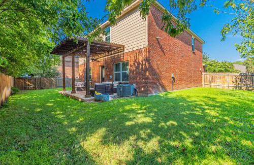 Dallas House | Luxury 5BR Dallas Retreat with Business Amenities - Perfect for Business Travelers, Families & Groups