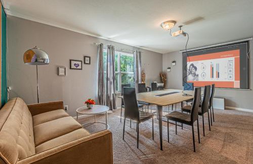 Dallas House | Luxury 5BR Dallas Retreat with Business Amenities - Perfect for Business Travelers, Families & Groups