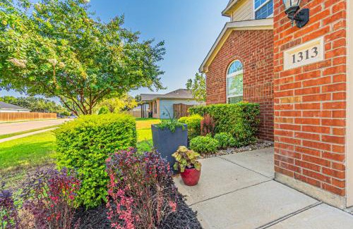 Dallas House | Luxury 5BR Dallas Retreat with Business Amenities - Perfect for Business Travelers, Families & Groups