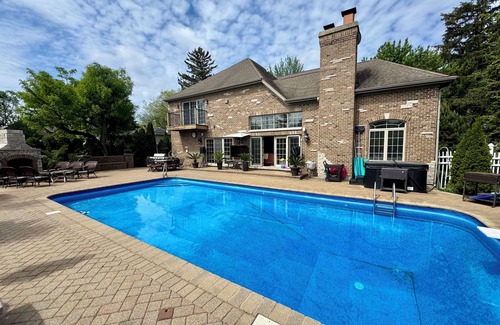 Roselle House | Luxury 5BR Family Getaway – Heated Pool, Hot Tub, Fire pit, Game Room,