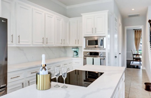 Pearland House | Luxury ✨ 5BR Home. PRIVATE 🏝WATERFALL POOL ! 15 Min from Downtown Houston.