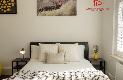 Basildon House | Luxury 5BR House with Jacuzzi plus Gym - 1 BR Garden Self-Contained Suite in Garden -booked separately-