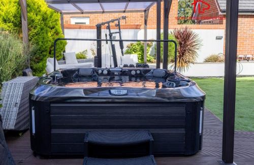 Basildon House | Luxury 5BR House with Jacuzzi plus Gym - 1 BR Garden Self-Contained Suite in Garden -booked separately-