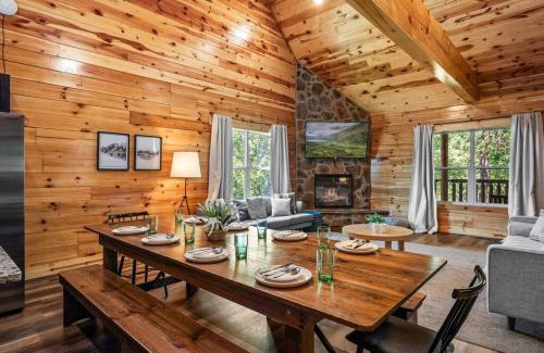 Sevierville House | Luxury 5BR PF Dollywood Heated Indoor Resort Pool HotTub Theater Room Arcades