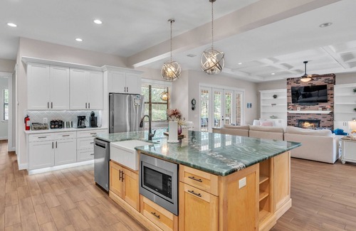 Nichols House | Luxury 5BR Pool Home w/Outdoor Kitchen, Firepit & Pet-Friendly Yard – The Perfect Lakeland Escape!