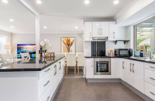 Oxenford House | Luxury 5BR Retreat Family house with Pool in GC