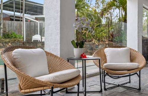 Oxenford House | Luxury 5BR Retreat Family house with Pool in GC