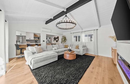 Allied Gardens House | Luxury 5BR SD Escape Grill, Fire Pit, Sleeps 12