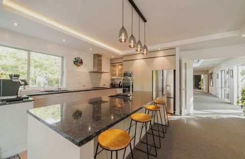 Christchurch Villa | Luxury 5BR Villa: BBQ, Hot Tub, Dining, Golf