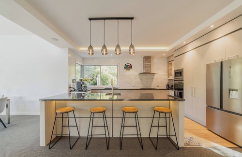 Christchurch Villa | Luxury 5BR Villa: BBQ, Hot Tub, Dining, Golf
