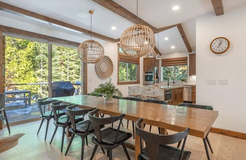 Tahoe Vista House | Luxury 5x4 Home - Hot Tub, Pool Table, Walk to Pickleball Ct, Backs to Forest