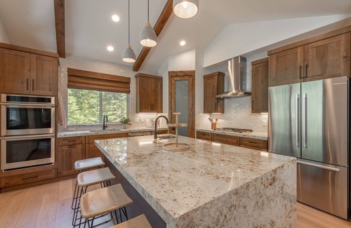 Tahoe Vista House | Luxury 5x4 Home - Hot Tub, Pool Table, Walk to Pickleball Ct, Backs to Forest