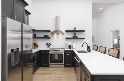 Cleveland Park Apartment | Luxury 6 Bed 3 Bedroom Walk to Restaurants and Coffee