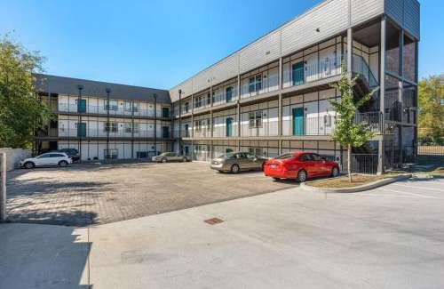 Cleveland Park Apartment | Luxury 6 Bed 3 Bedroom Walk to Restaurants and Coffee