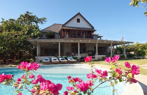 Runaway Bay Villa | Luxury 6 Bed Beach Villa in Runaway Bay