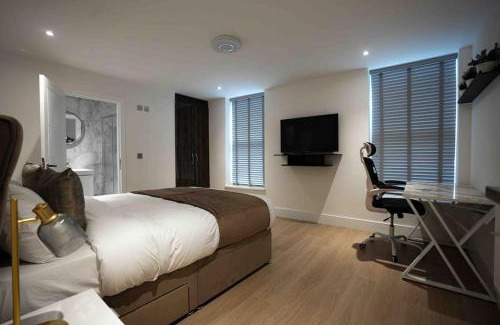 Salford Villa | Luxury 6 Bed near city centre with Cinema Room & games room plus 5 bathrooms