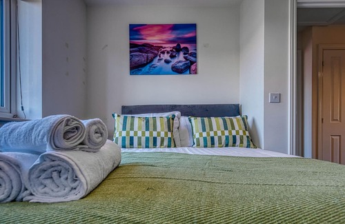 Whitnash House | Luxury 6 bed Townhouse in Leamington Town Centre