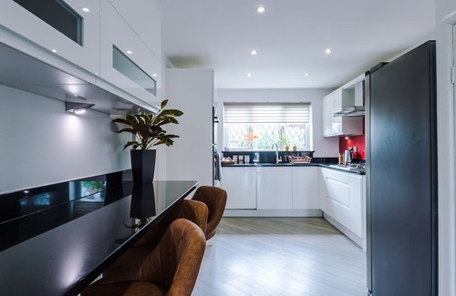 Nuneaton House | Luxury 6 bedroom, parking, garden, child friendly