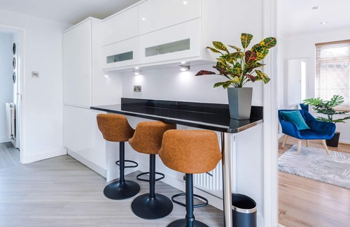 Nuneaton House | Luxury 6 bedroom, parking, garden, child friendly