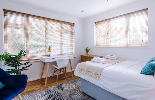 Nuneaton House | Luxury 6 bedroom, parking, garden, child friendly