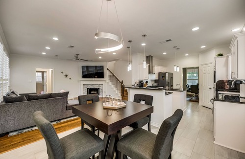 Far North Dallas House | Luxury 6 Bedroom Sleeps 12 Home in N Dallas Pool