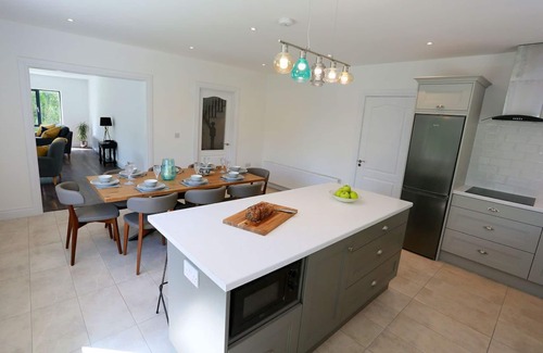 Spiddal Villa | Luxury 6 Bedroom Spiddal Villa, Jacuzzi, Balcony. 5 mins to beach