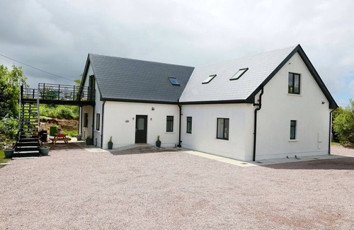 Spiddal Villa | Luxury 6 Bedroom Spiddal Villa, Jacuzzi, Balcony. 5 mins to beach