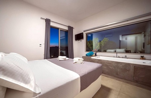 Alikianos Villa | Luxury 6 bedroom villa private heated pool