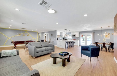 Paradise Villa | Luxury! 6-Bedrooms Modern, Central, big pool & Yard.