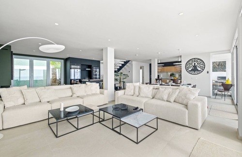 San Roque Villa | Luxury 6 Bedrooms right on the Beach