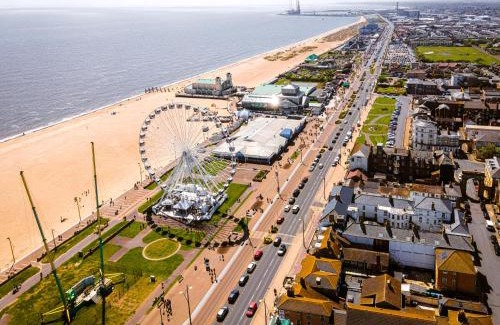 Hopton Cabin | Luxury 6 Berth Lodge With Wifi At Broadland Sands In Suffolk Ref 20011Cv