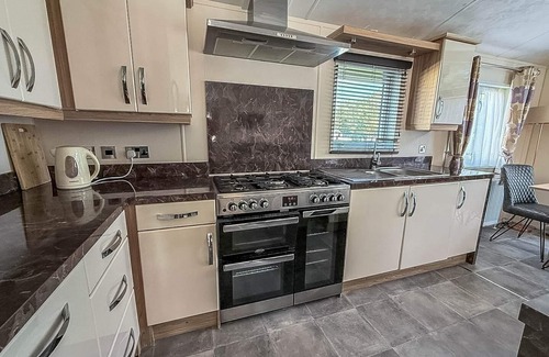 Hopton Cabin | Luxury 6 berth lodge with WiFi at Broadland Sands in Suffolk ref 20011CV