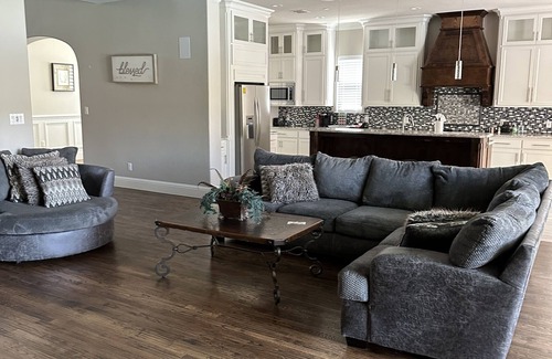 Little Elm House | Luxury 6 BR, 5.5 baths with fabulous outdoor kitchen and pool!nSleeps 14